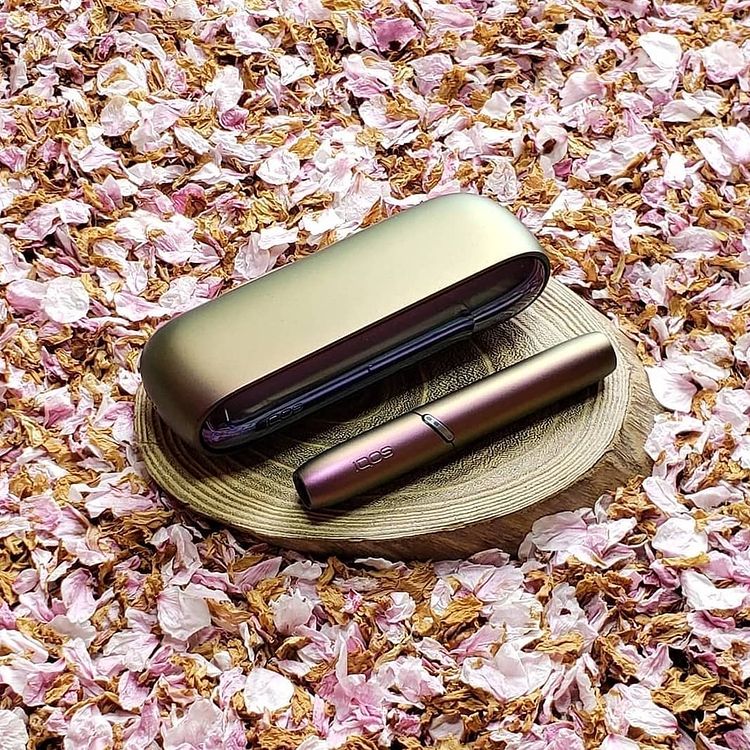 IQOS ILUMA PRIME充电盒盖子部分是用的布料(可