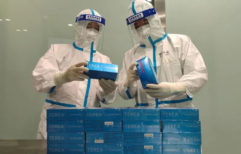 青岛海关查获一起违规超量携带入境加热不燃烧案件:查获烟弹3600支